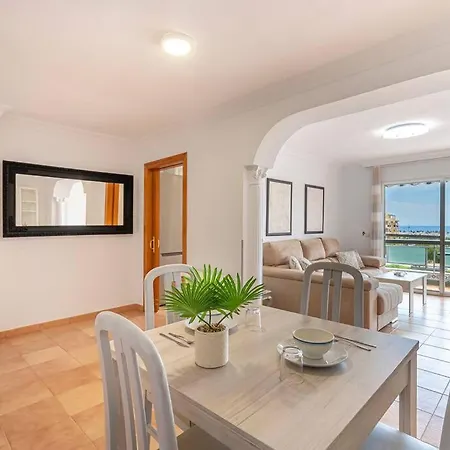 Bright 3-bedroom With Sea Views *