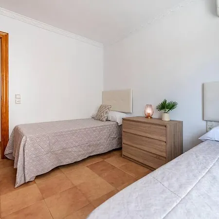 Bright 3-bedroom With Sea Views *