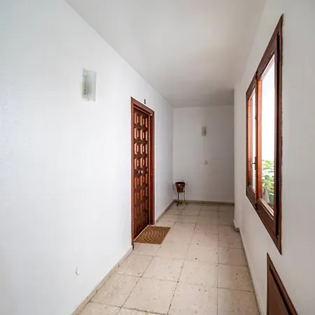 Bright 3-bedroom With Sea Views *