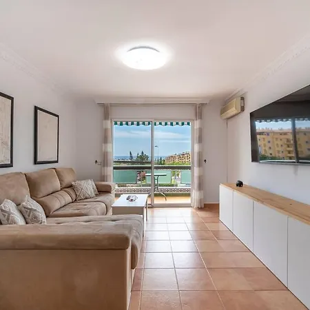 Bright 3-bedroom With Sea Views *