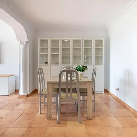 Bright 3-bedroom With Sea Views