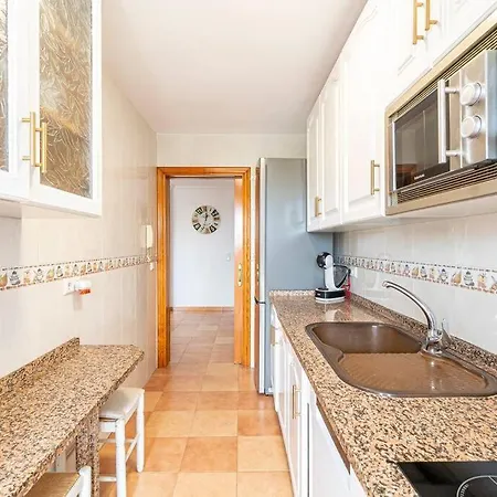 Apartment Bright 3-bedroom With Sea Views *