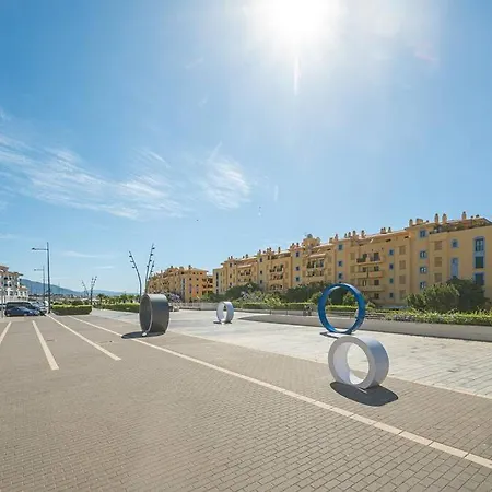 Bright 3-bedroom With Sea Views *