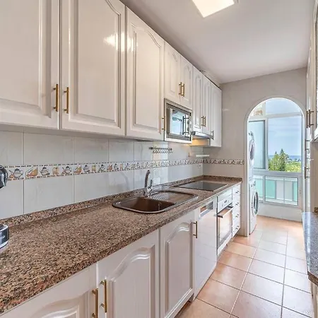 Apartment Bright 3-bedroom With Sea Views