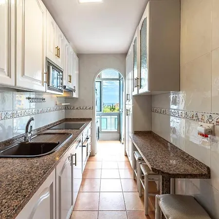Apartment Bright 3-bedroom With Sea Views