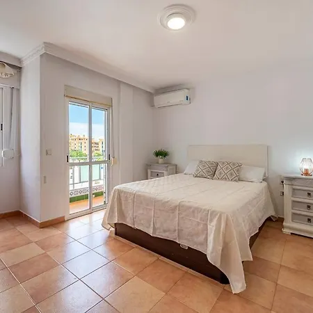 Bright 3-bedroom With Sea Views *
