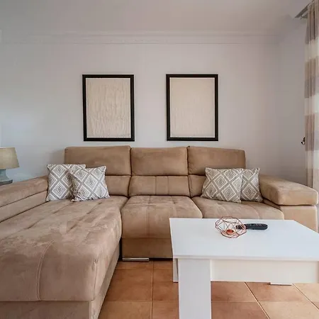 Apartment Bright 3-bedroom With Sea Views